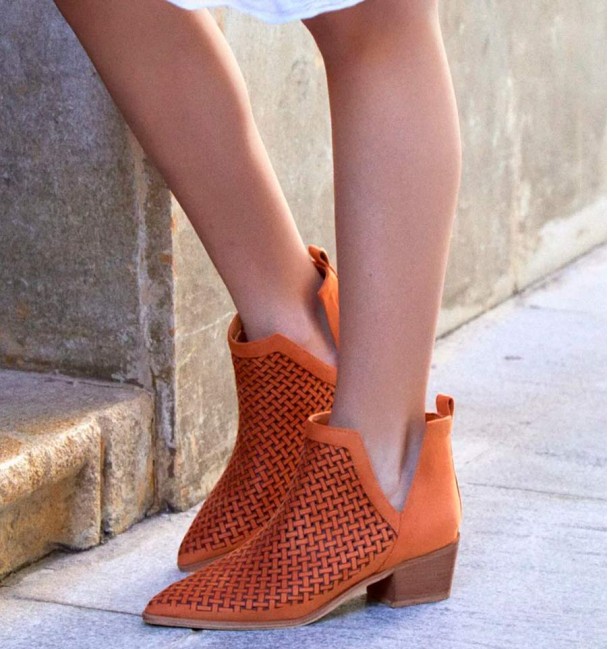 botines calados en color naranja oscuro. Cuerina sintética trenzada. Corte en el tobillo en V. Tacón bajo