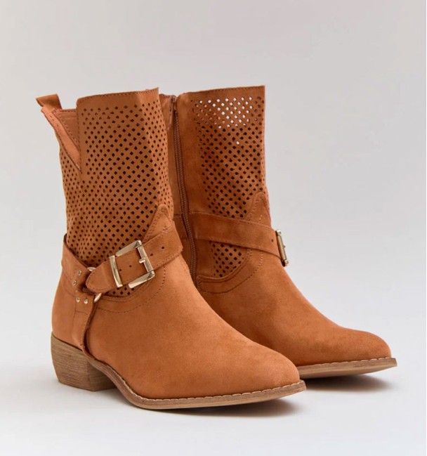 botas camperas en color naranja, caña media troquelada y cremallera. Tacón bajo efecto madera y hebilla doradas. Animal free.