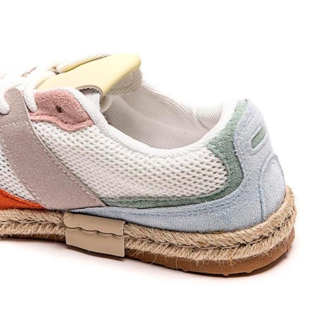 zapatillas caladas con combinación de diversos materiales, suela de esparto y goma. Zapatillas en colores para verano