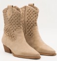 botas de caña troquelada en color beige con tacón medio efecto madera y cremallera interior. Veganas