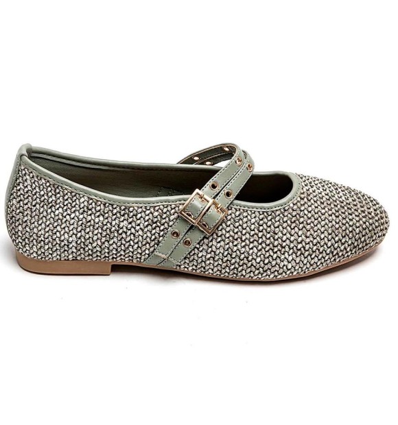 bailarinas en material tejido con textura color kaki con cintas en cuerina con remaches y hebillas doradas. Animal free 2