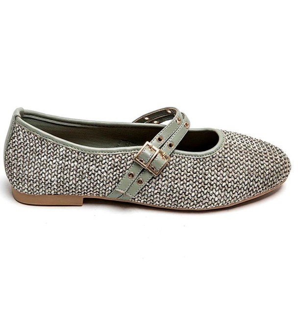 bailarinas en material tejido con textura color kaki con cintas en cuerina con remaches y hebillas doradas. Animal free