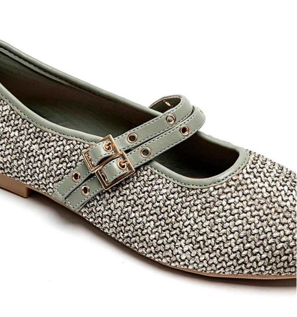 bailarinas en material tejido con textura color kaki con cintas en cuerina con remaches y hebillas doradas. Animal free