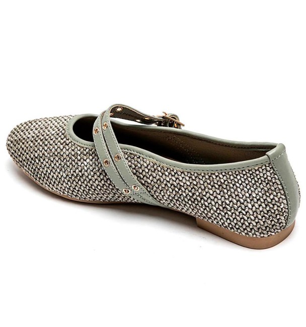 bailarinas en material tejido con textura color kaki con cintas en cuerina con remaches y hebillas doradas. Animal free