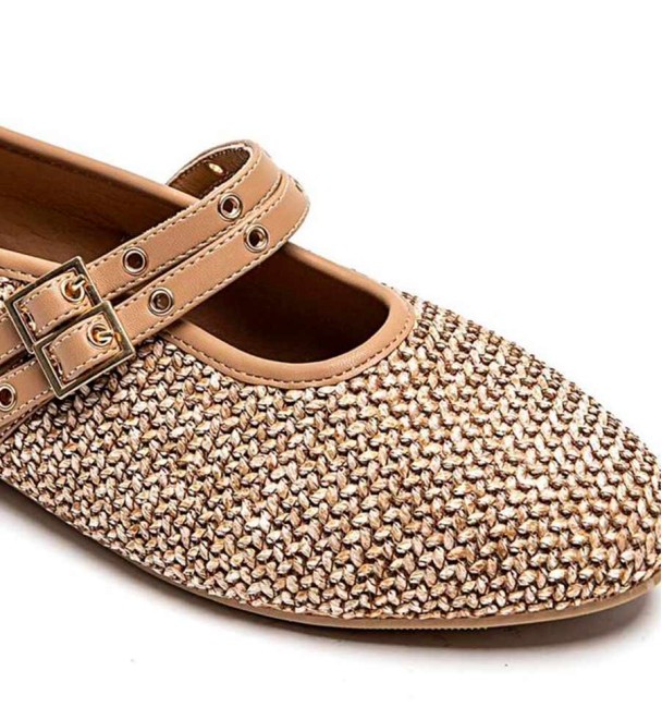 bailarinas en material tejido con textura color camel con cintas en cuerina con remaches y hebillas doradas. Animal free