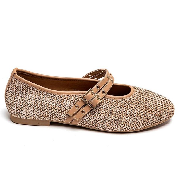 bailarinas en material tejido con textura color camel con cintas en cuerina con remaches y hebillas doradas. Animal free