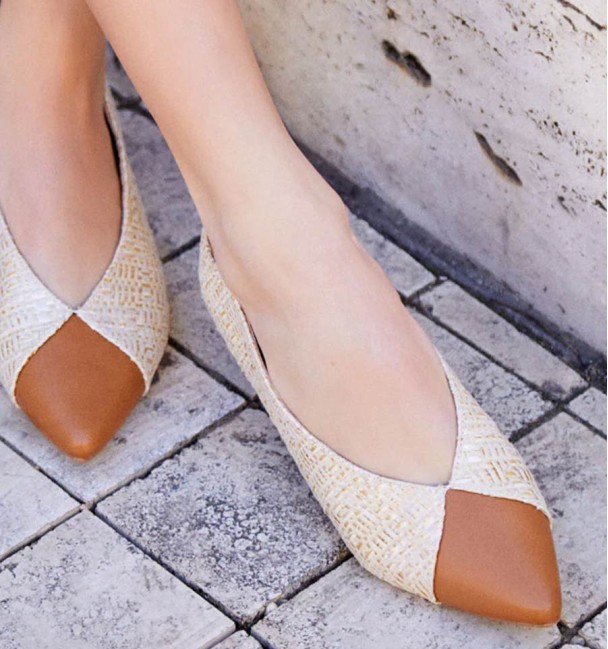 zapatos planos jaspeados con puntera y tacón camel