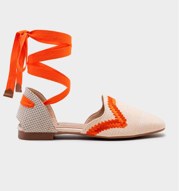 Espadrilles com tira no tornozelo em tons de bege e laranja. Sola de borracha antiderrapante