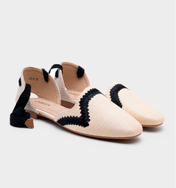 Espardeñas con cinta al tobillo en tonos beige y negro