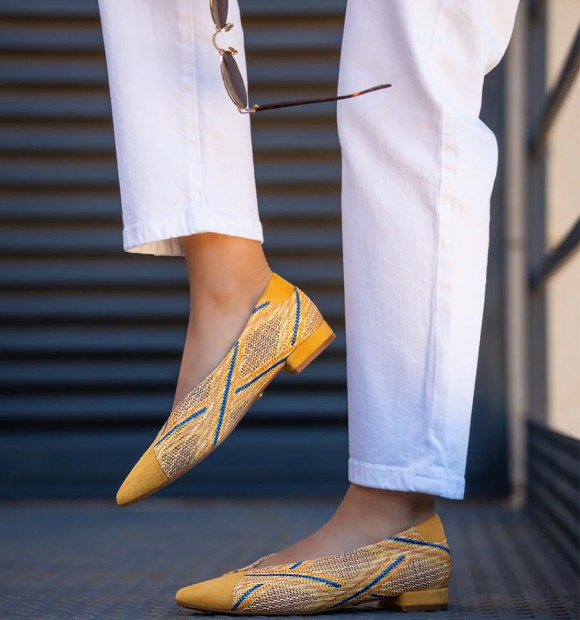 zapatos bajos con detalles amarillos en material textil y tacón bajo