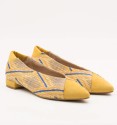 zapatos bajos con detalles amarillos en material textil y tacón bajo