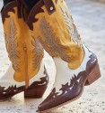 botas cowboy amarillas y marrones de mujer con tacón bajo