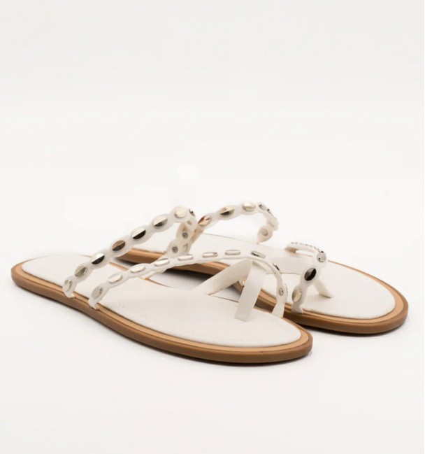 sandalias cuerina blanca de tiras cruzadas con adornos metálicos plateados. Suela de goma