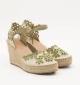 esparto wedge with green flowers details, buckle on the ankle and rubber sole. Comfortable insole. Animal free