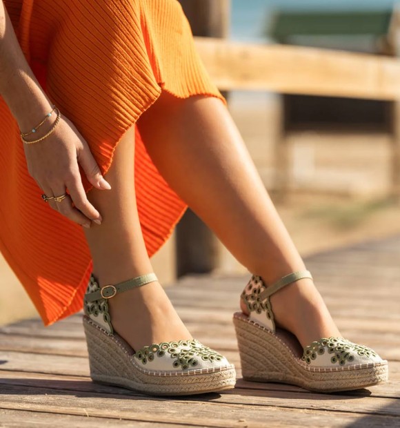 esparto wedge with green flowers details, buckle on the ankle and rubber sole. Comfortable insole. Animal free