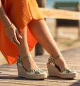 esparto wedge with green flowers details, buckle on the ankle and rubber sole. Comfortable insole. Animal free