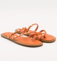Originales sandalias en cuerina naranja de tiras cruzadas con adornos metálicos dorados