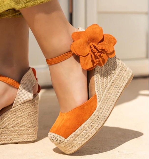 alpargatas cor de laranja com cunha e tira no tornozelo com ornamento de flores