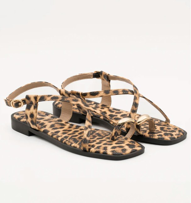 sandalias cruzadas estampado animal print leopardo con detalle dorado en dedo