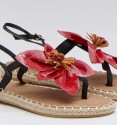 Sandalias planas con suela de cuerina y esparto tejido con original flor roja en el empeine.