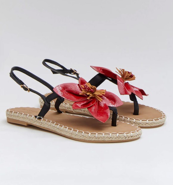 Sandalias planas con suela de cuerina y esparto tejido con original flor roja en el empeine. 2