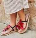 Flat sandals with vegan leather and woven esparto sole with original red flower on the instep.