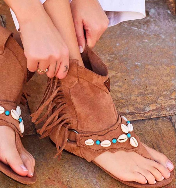 Botas sandalias marrones conchas