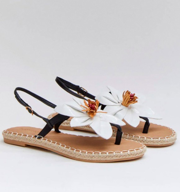 Sandalias planas con suela de cuerina y esparto tejido con original flor blanca en el empeine 2
