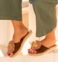 Sandalias marrones con plataforma de esparto y original margarita en colores marrón y rosa