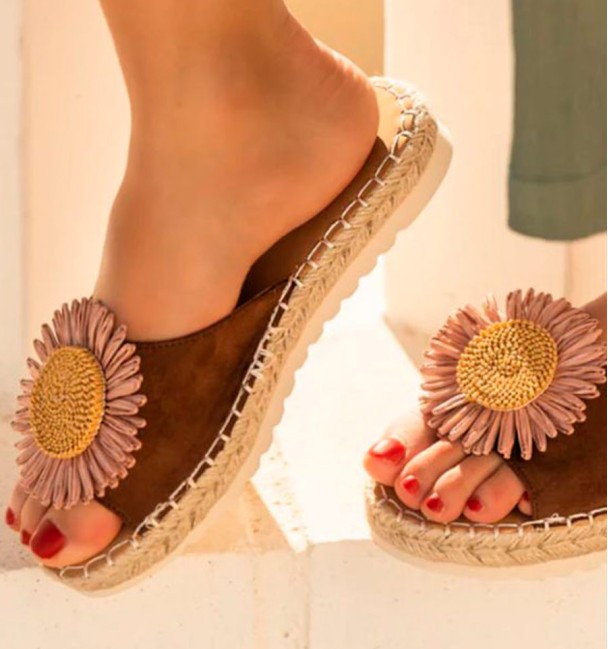 Sandálias daisy cor castanho e rosa