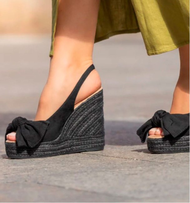 Black esparto bow wedges