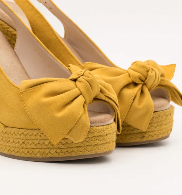 Yellow esparto bow wedges Yellow esparto bow wedges