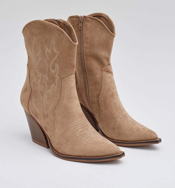 Botas cowboy de caña baja beige con tacón cubano 2