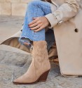 Botas cowboy de caña baja beige con tacón cubano