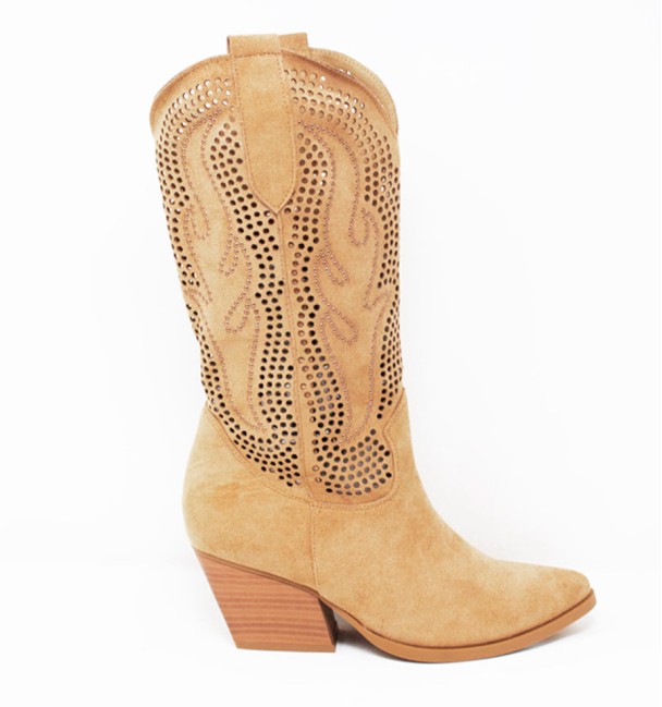 Botas camperas estilo cowboy troqueladas en color camel claro de caña alta