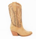 Botas camperas estilo cowboy troqueladas en color camel claro de caña alta