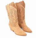 Botas camperas estilo cowboy troqueladas en color camel claro de caña alta