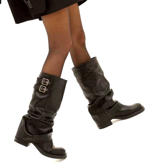 Botas militares negras con solapa y hebillas