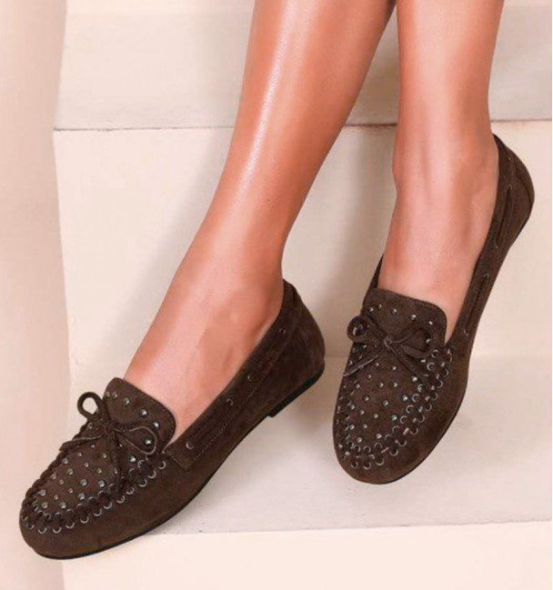 sapatos marrons com mini tachas