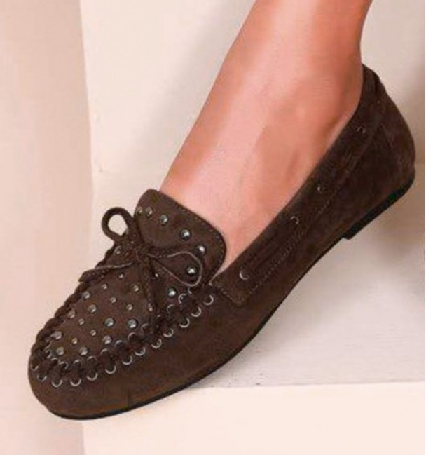 sapatos marrons com mini tachas