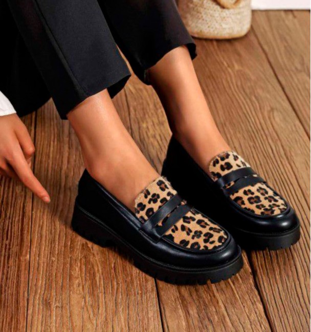 Sapatos mocassins com sola track e estampado animal