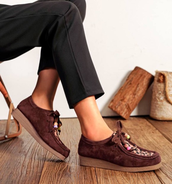 Sapatos mocassins castanhos estampado animal
