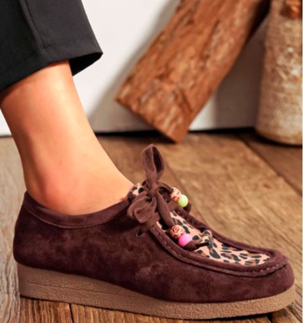 Sapatos mocassins castanhos estampado...