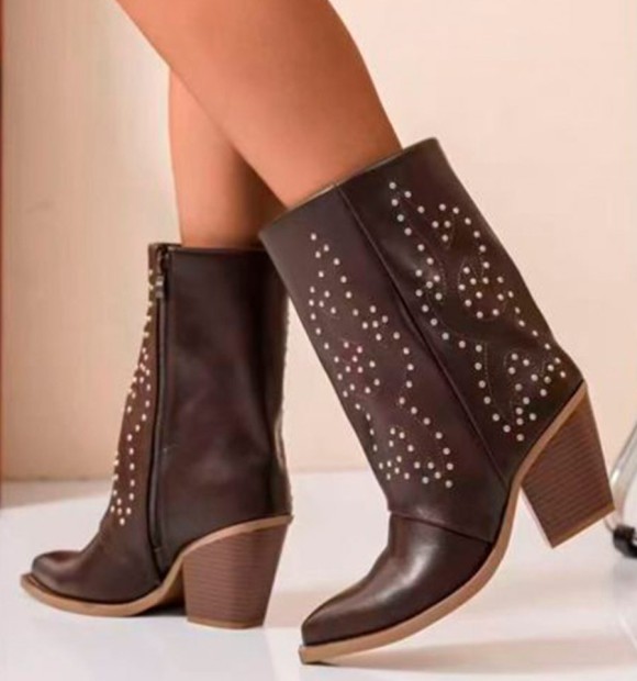 Botas marrones polaina y tachas