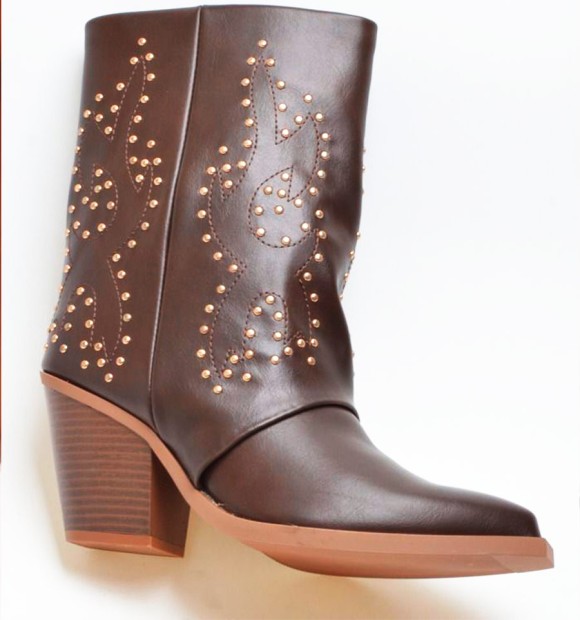 Botas marrones polaina y tachas 2