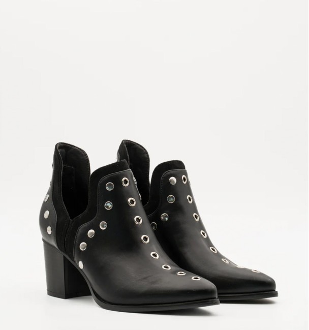 Botines negros tachuelas