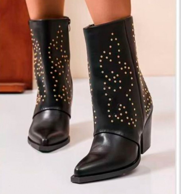 Botas baixas pretas tachas