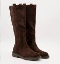 Flat brown country boots