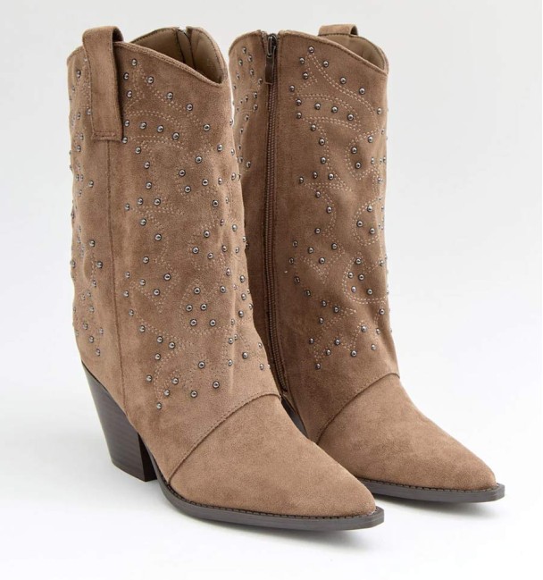 Botas cowboy con tacón, hechas en textil color khaki con solapa y detalles bordados y tachuelas