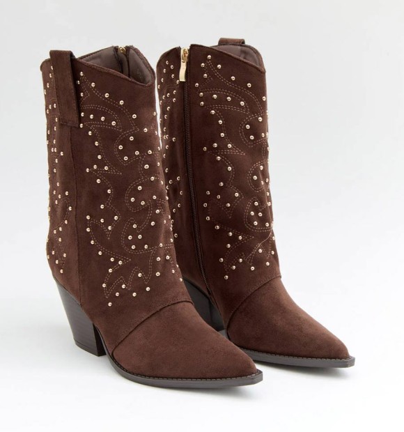 Botas color café con solapa y detalles bordados y tachuelas. 2